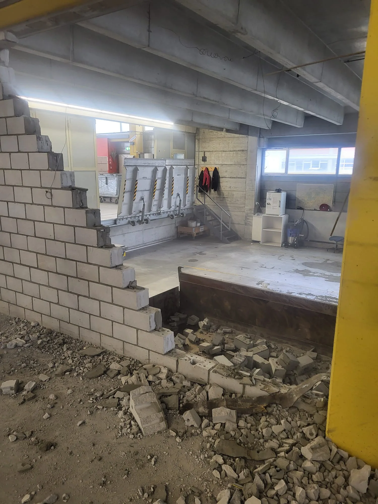 Teilweise abgebrochene Backsteinwand in der Halle — Entkernung im Gang