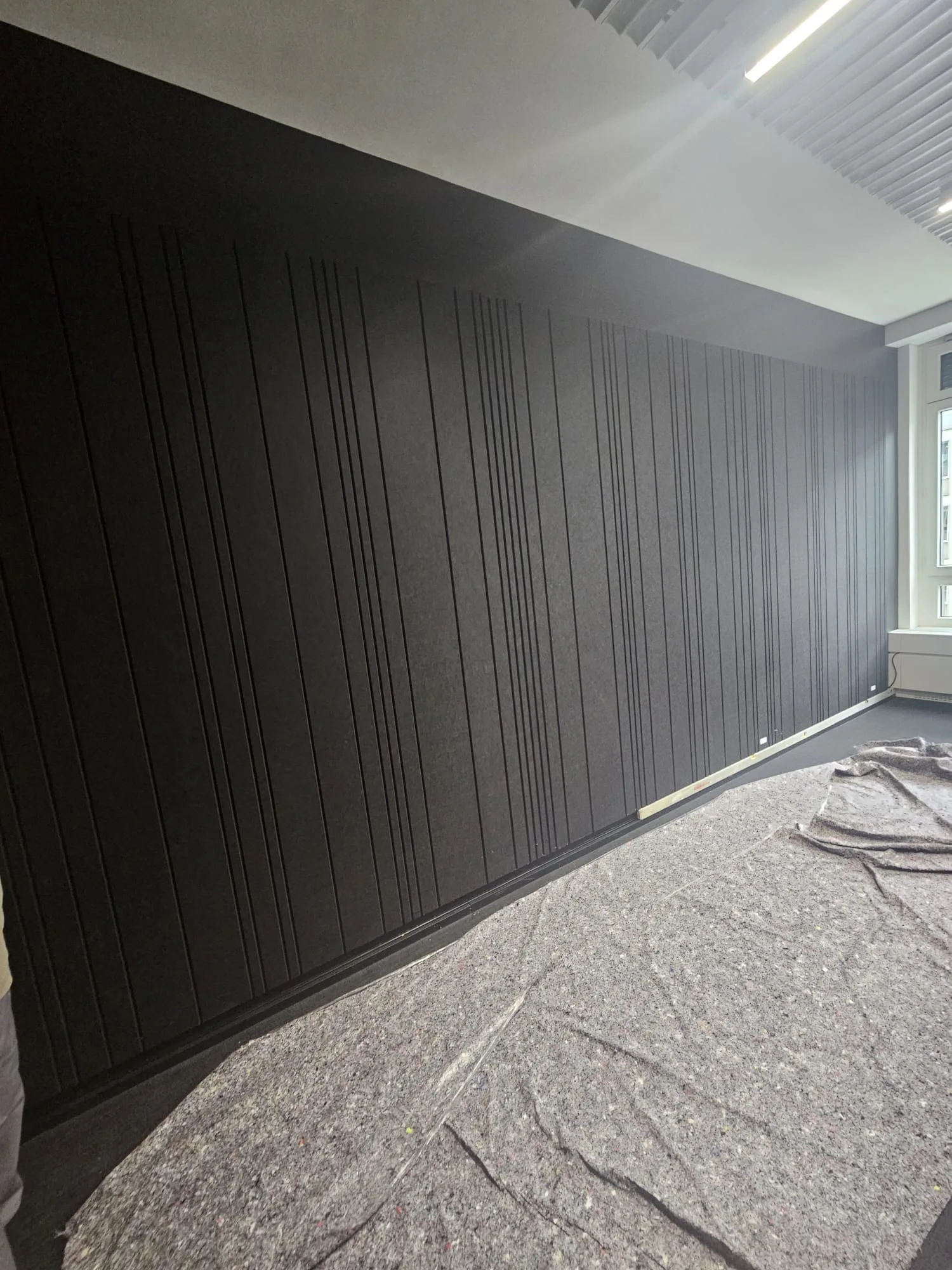 Moderner Innenausbau mit Akustik-Lamellenwand — Umbau im Aargau · Probst-Bau