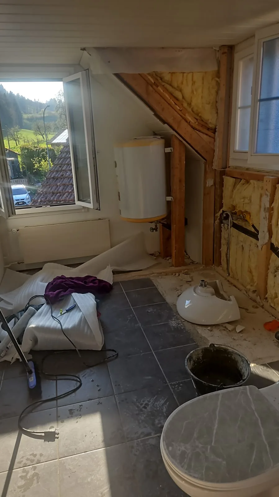 Entkerntes Bad und fertige bodenebene Dusche — vorher