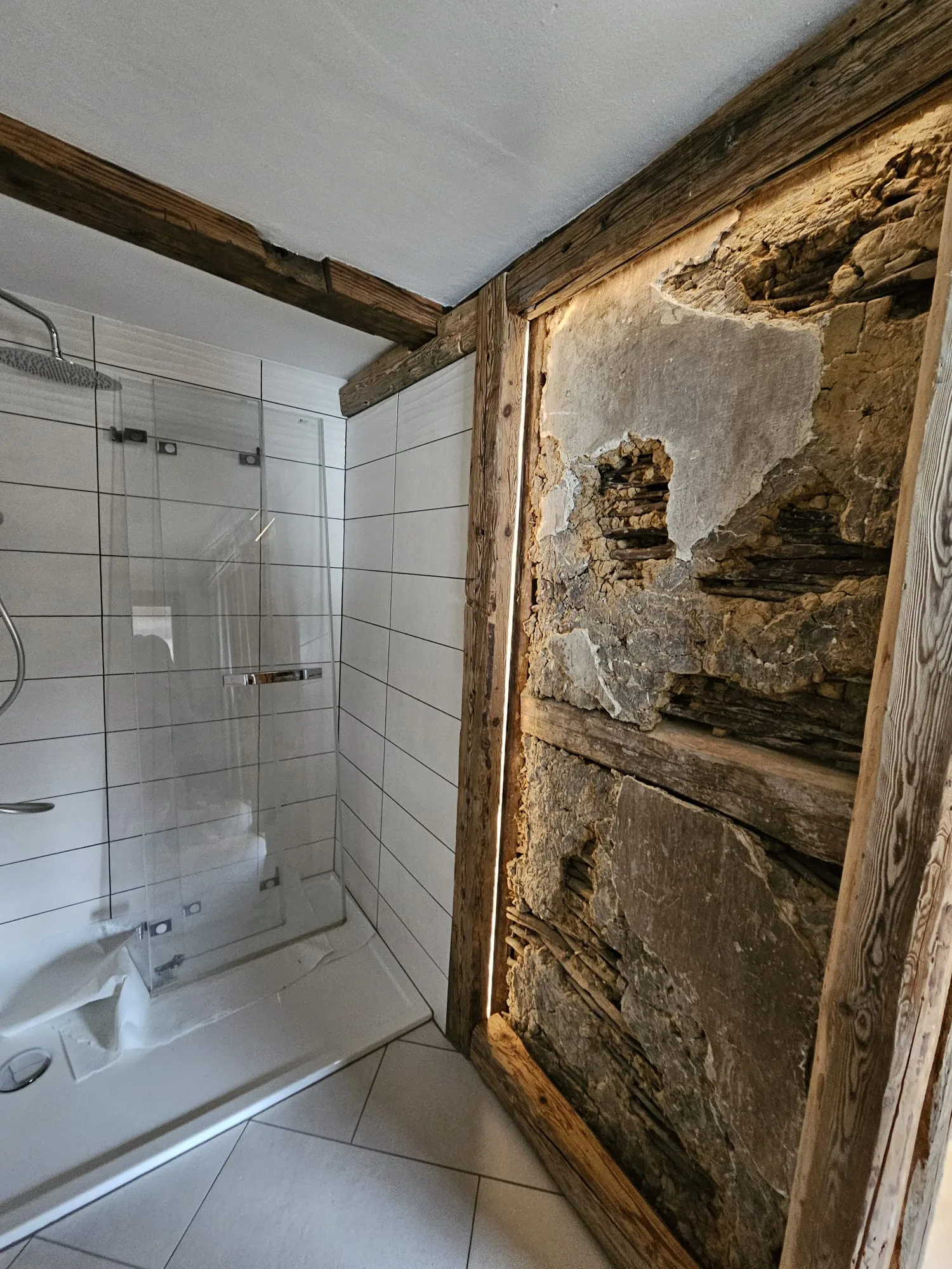 Badezimmer mit historischem Sichtmauerwerk in Aargau — Probst-Bau Projekt (Bild 3)