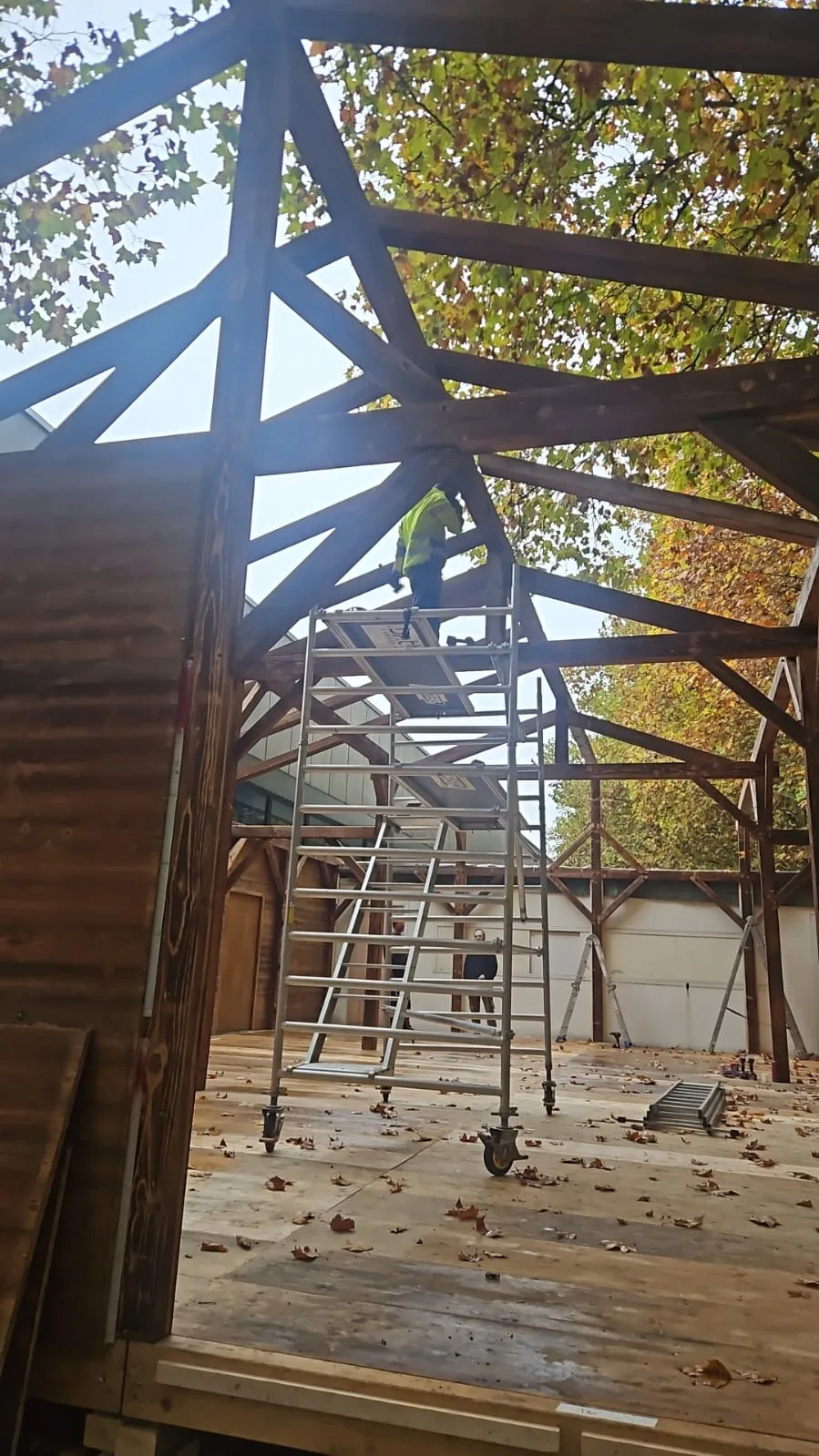 Arbeit am alten Holzdachstuhl im Bauernhaus