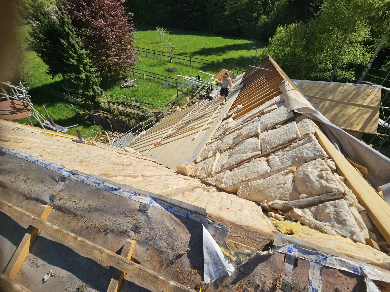 Neue Dacheindeckung mit Ziegeln am Bauernhaus im Aargau