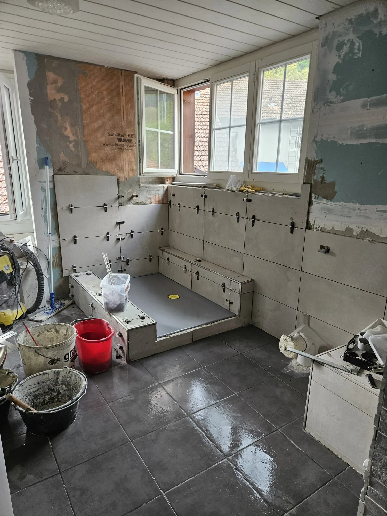 Plattenarbeit in der neuen Dusche