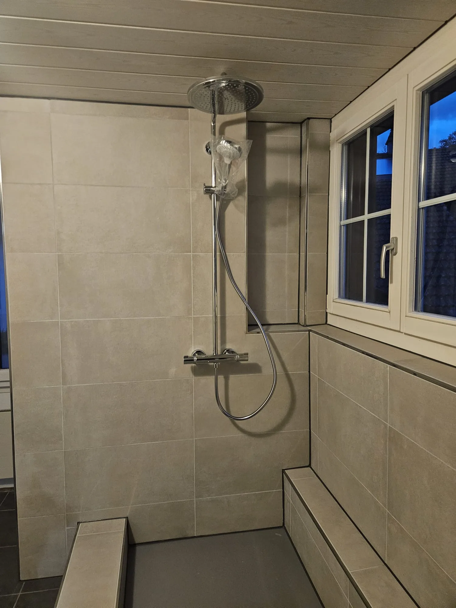 Fertige bodenebene Dusche mit Fliesen