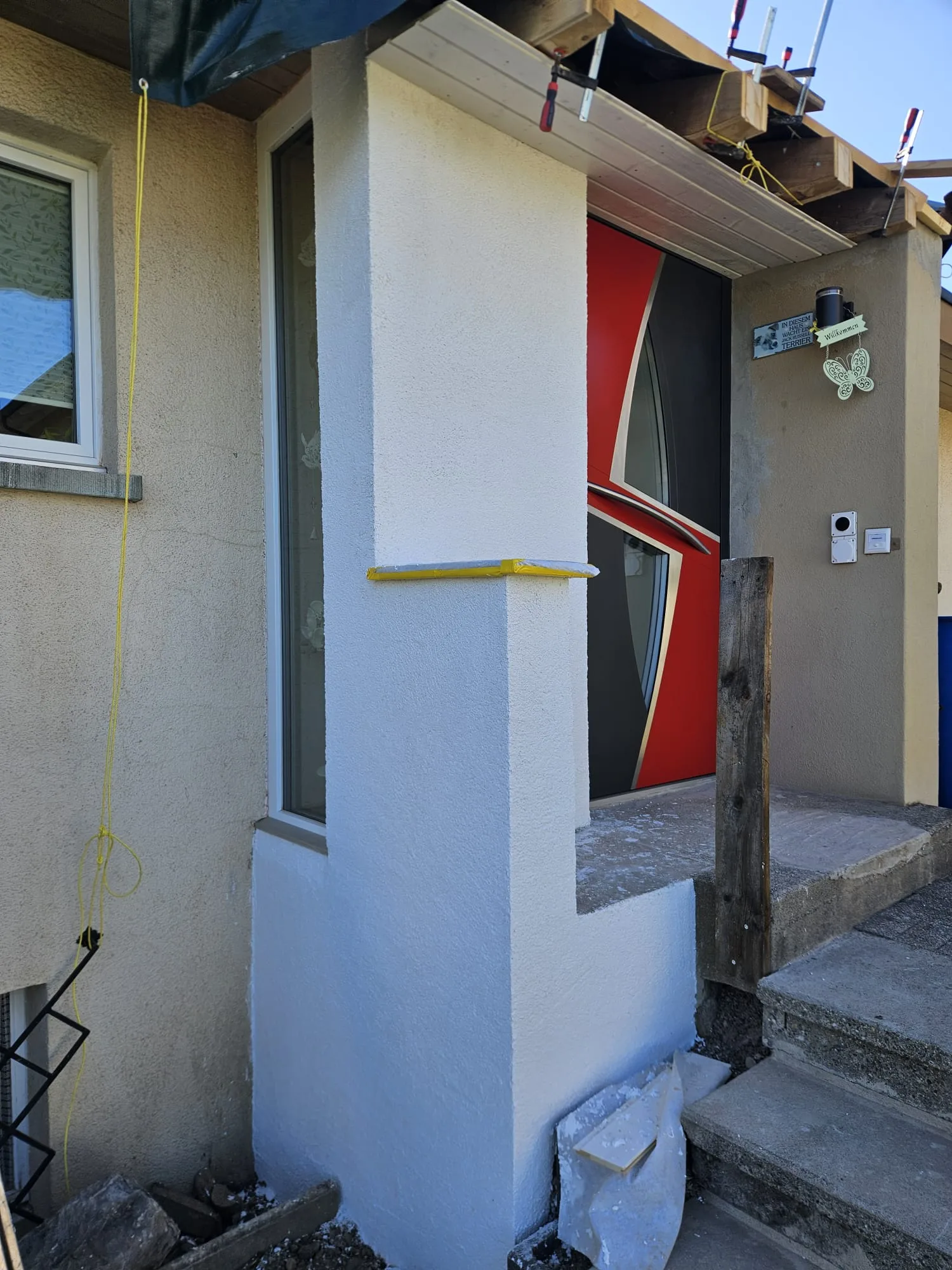 Fassade und Eingang erneuert — vorher und nachher — nachher