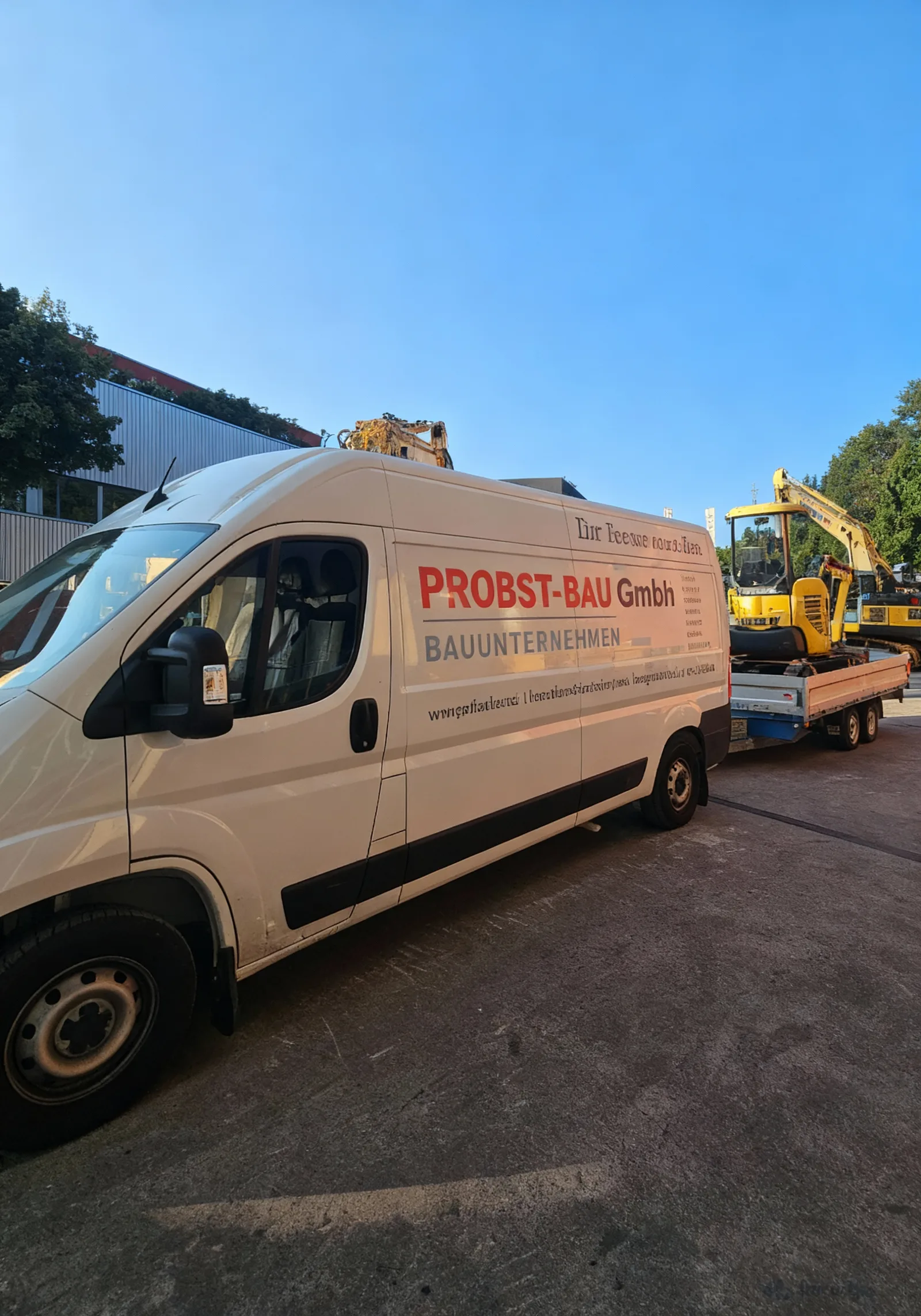 Probst-Bau Transporter mit Anhänger und Minibagger für den Maschineneinsatz