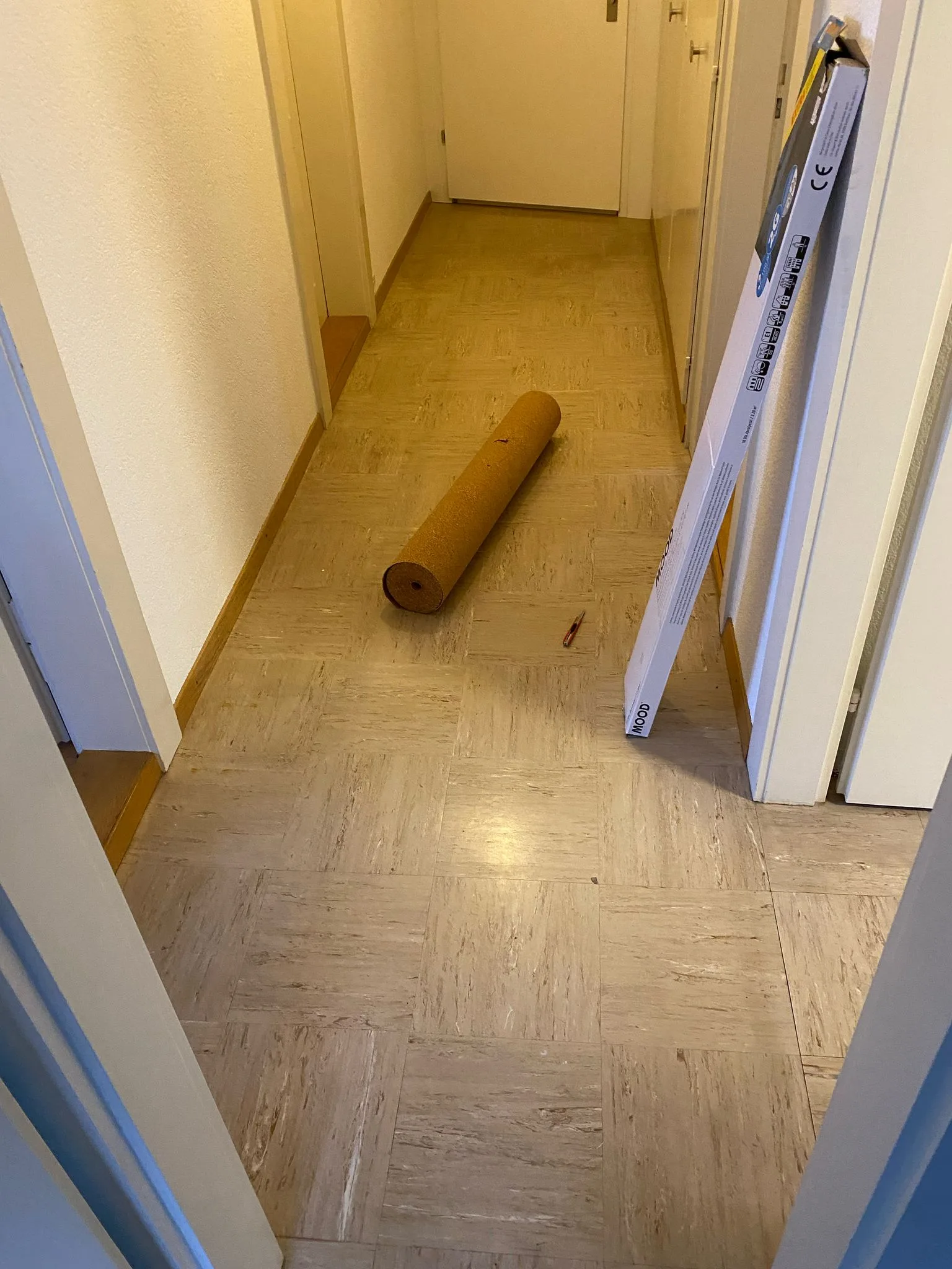 Korridor mit altem Boden und fertigem neuem Boden — gleiche Ansicht — vorher