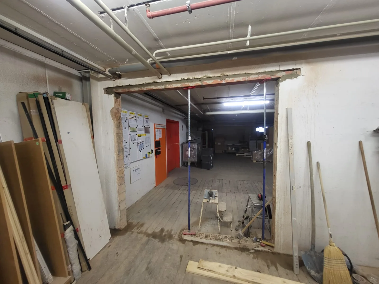 Wanddurchbruch im Keller mit Abstützung — verbundener Raum